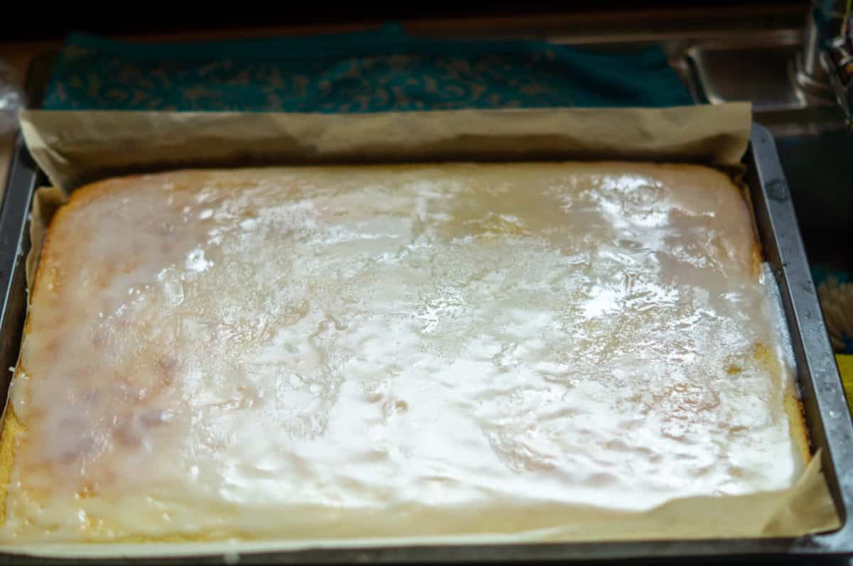 Spreading icing glaze over a warm cake