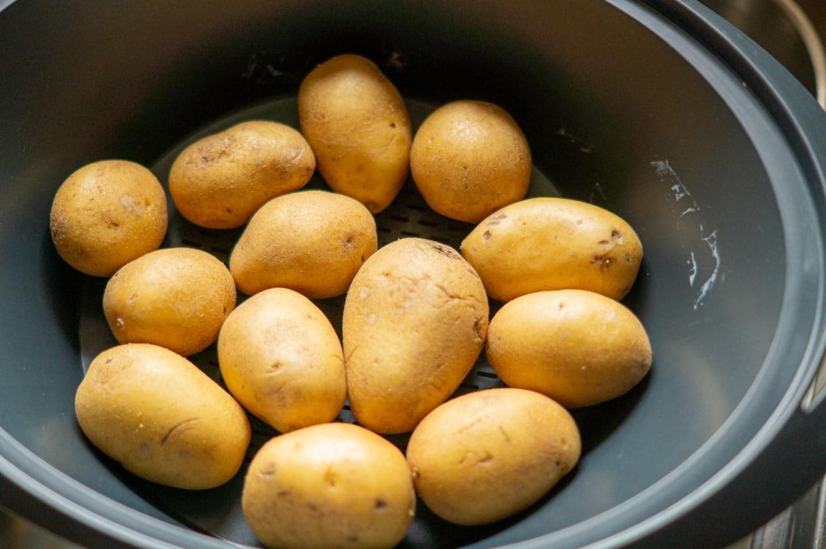 Jacket potatoes from the Thermomix® Varoma® served on a plate