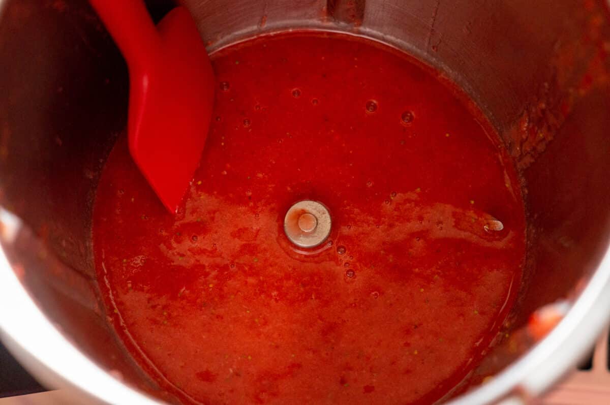 Filling jam into sterilised jars