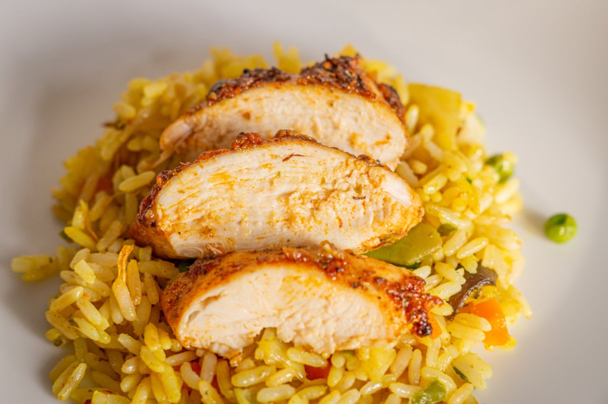 Baked chicken with vegetable rice from the Thermomix® on a plate