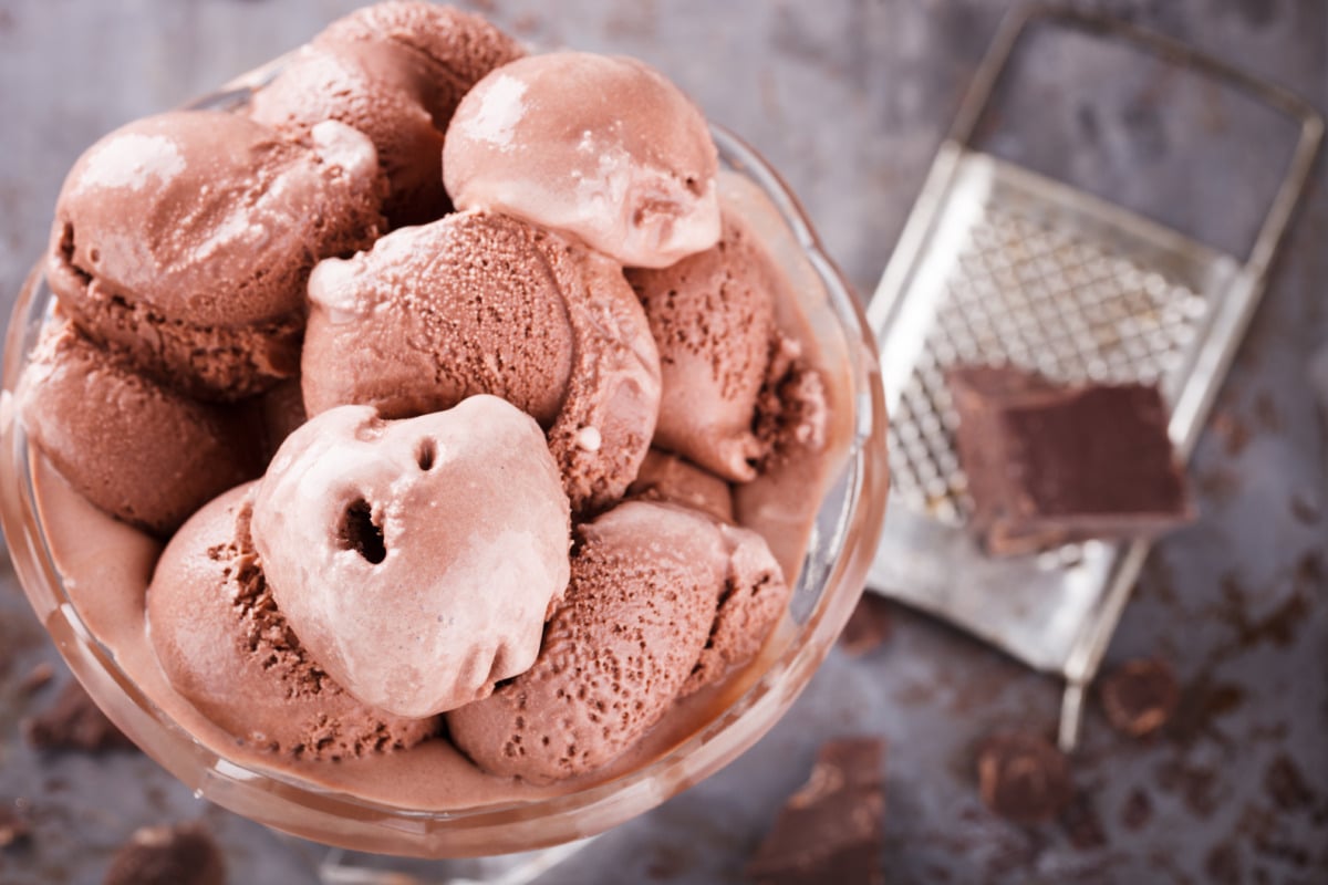 Kinder Chocolate ice cream made in the Thermomix®, creamy in a bowl
