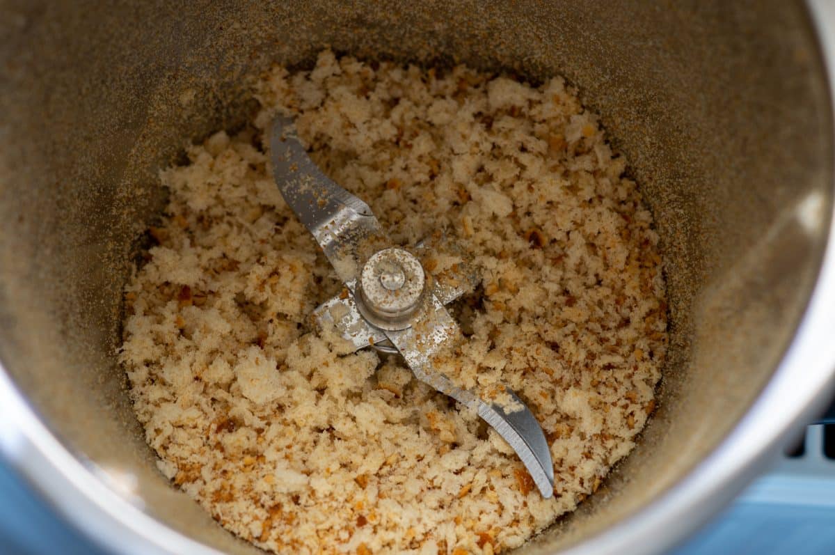 Chopping a bread roll in the Thermomix®