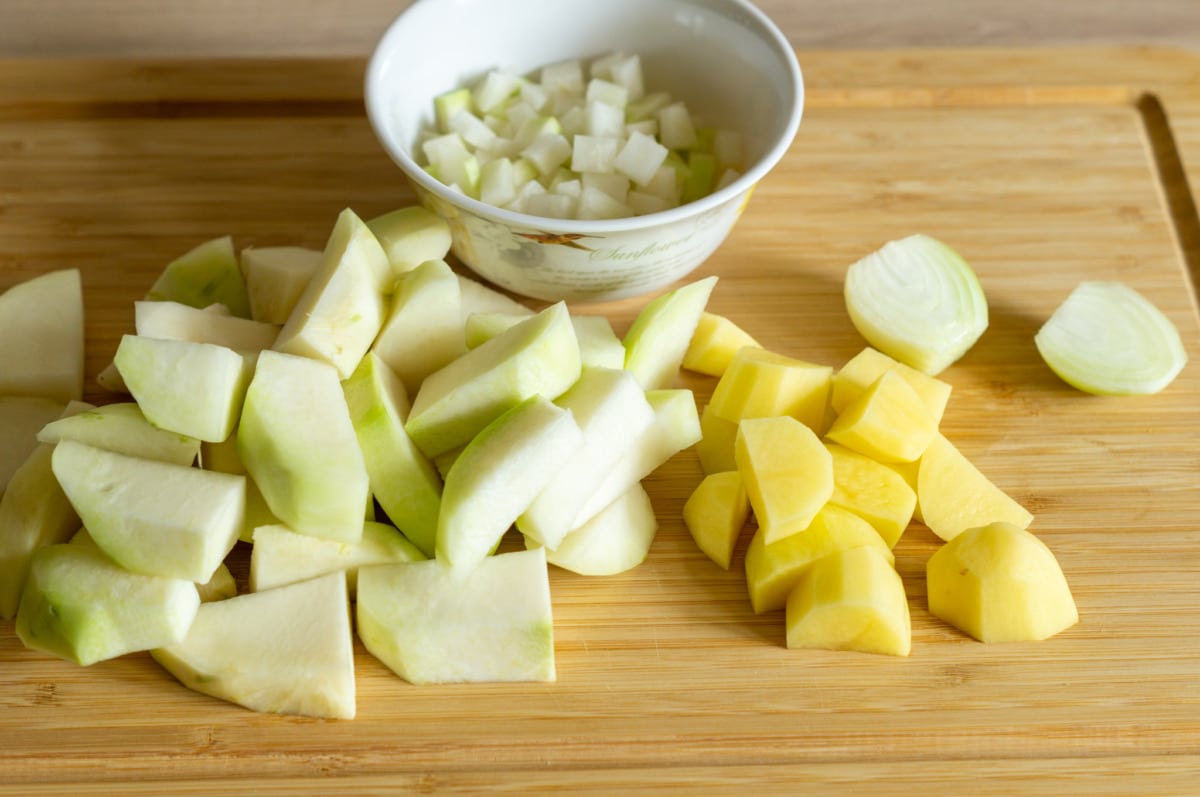 Kohlrabi, potatoes and onion prepared for the kohlrabi soup in the Thermomix®