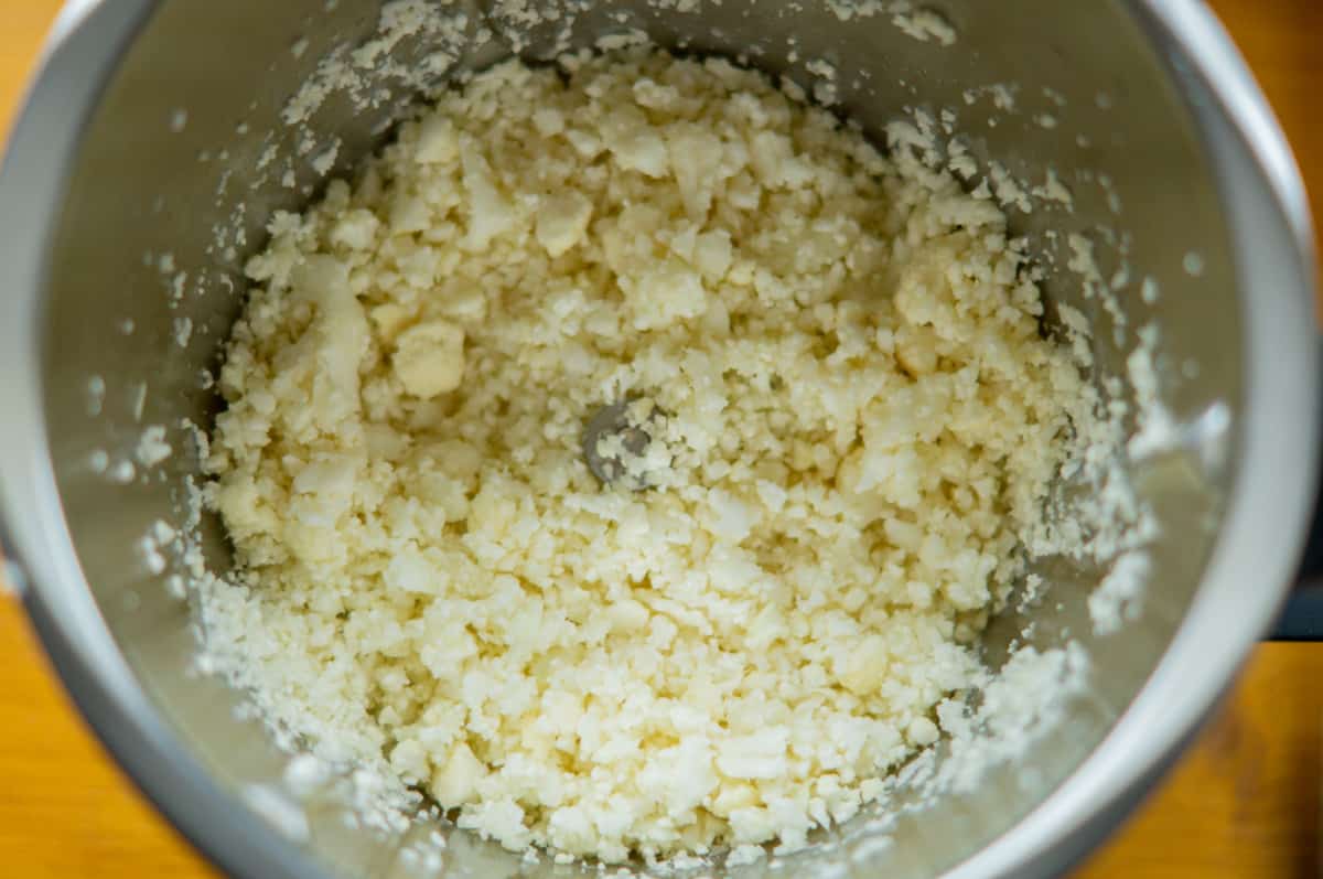 Chopping cauliflower in the Thermomix® mixing bowl
