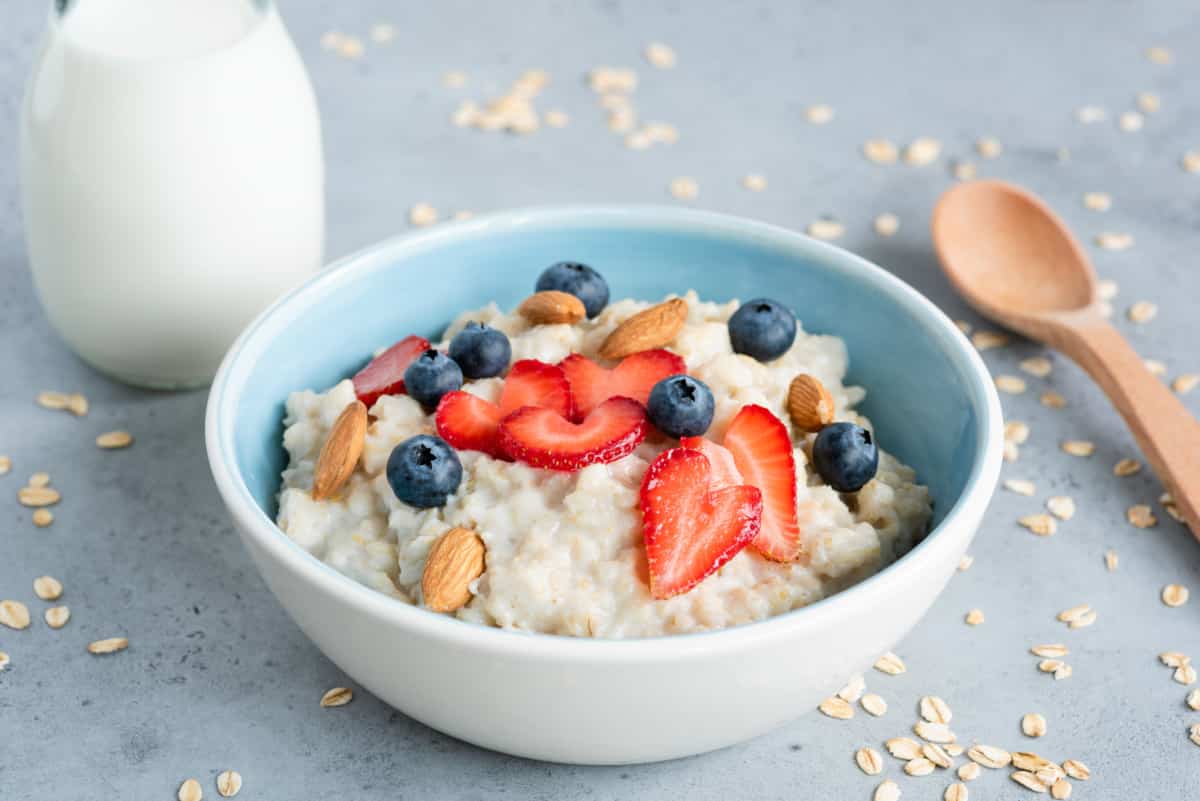 Low-carb porridge with the Thermomix® served with fresh berries in a bowl