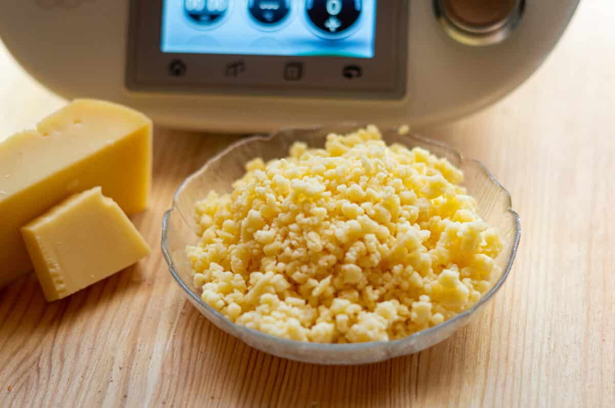Low-Carb Protein Rolls with Cheese, Thermomix® 2 Chopping cheese in the Thermomix®