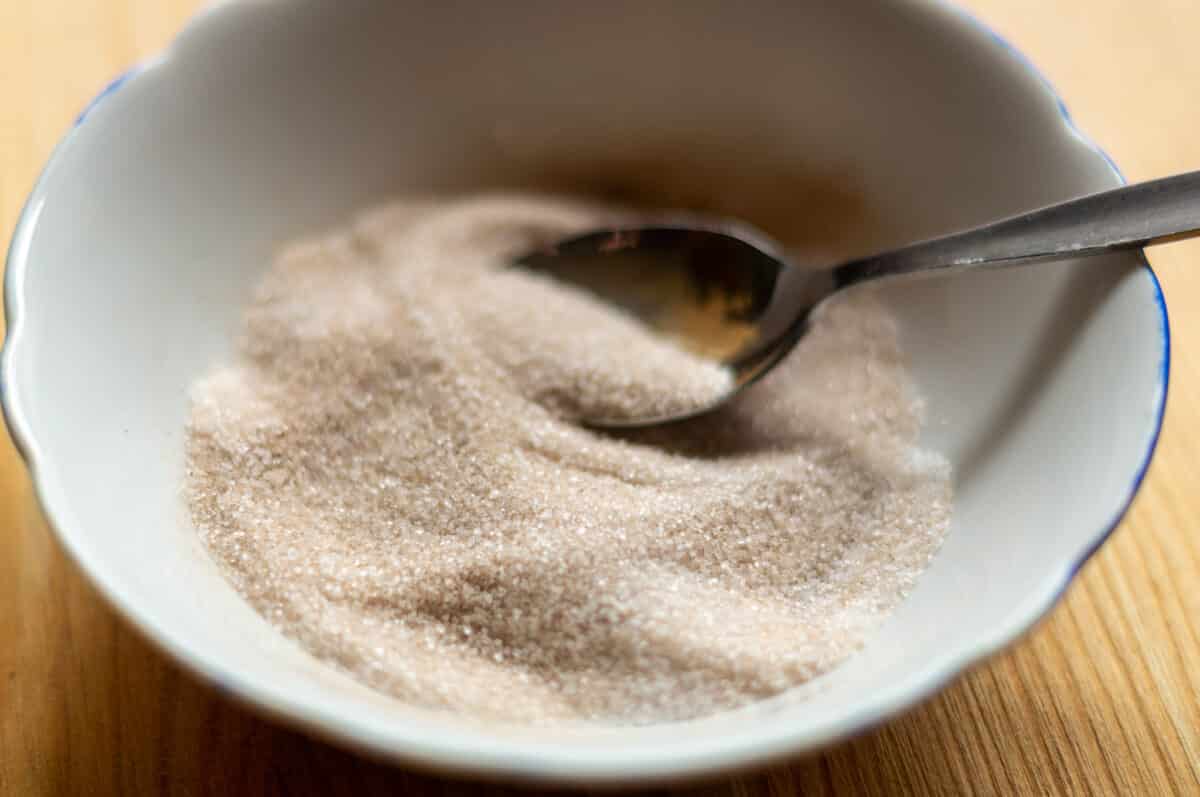 Mixing cinnamon and sugar