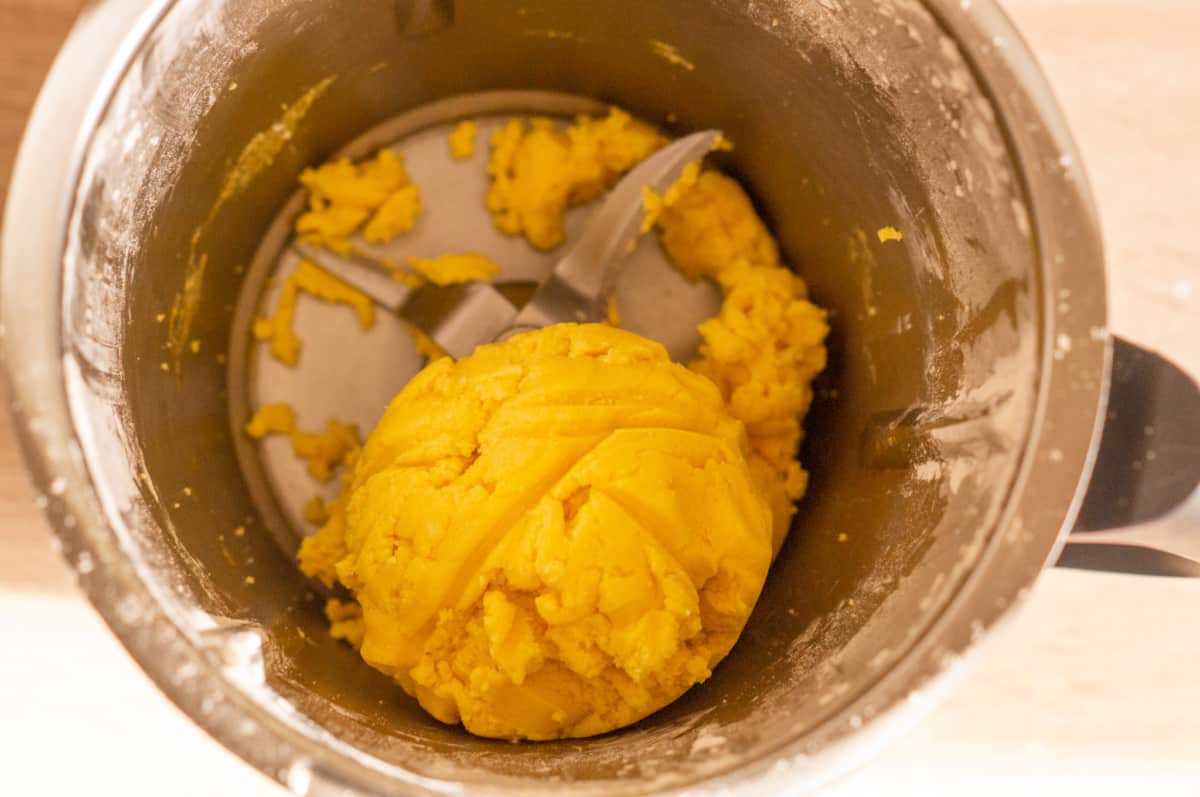 Biscuit dough for shortbread biscuits in the Thermomix® on kneading mode
