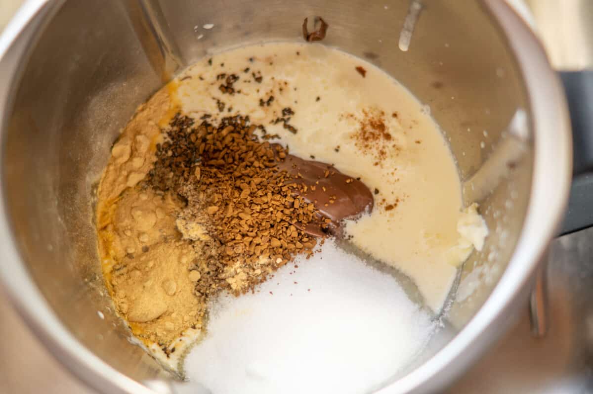 Ingredients for Nutella® liqueur with the Thermomix®: double cream, Nutella, sugar and rum