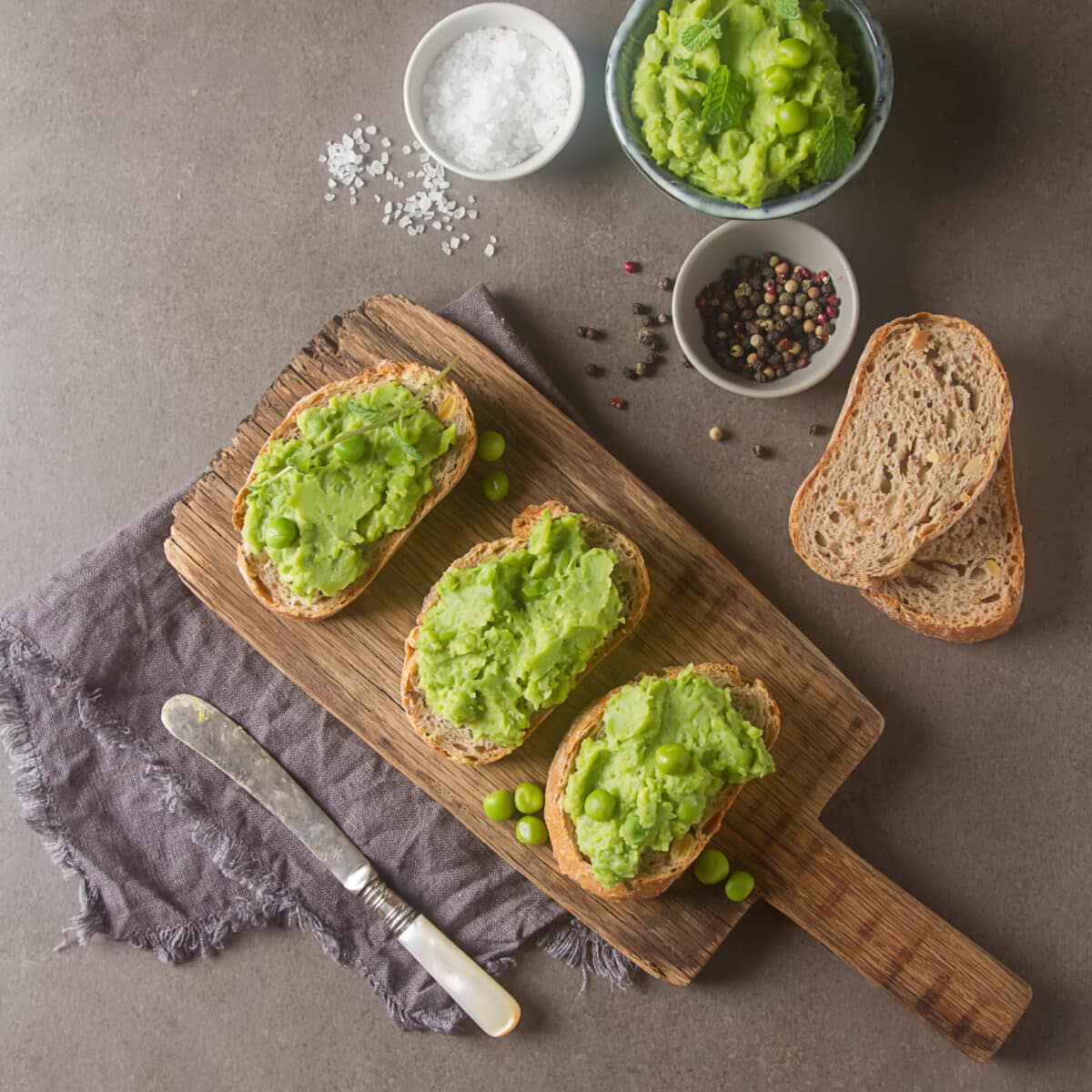 Pea puree made with the Thermomix® with mint in a bowl