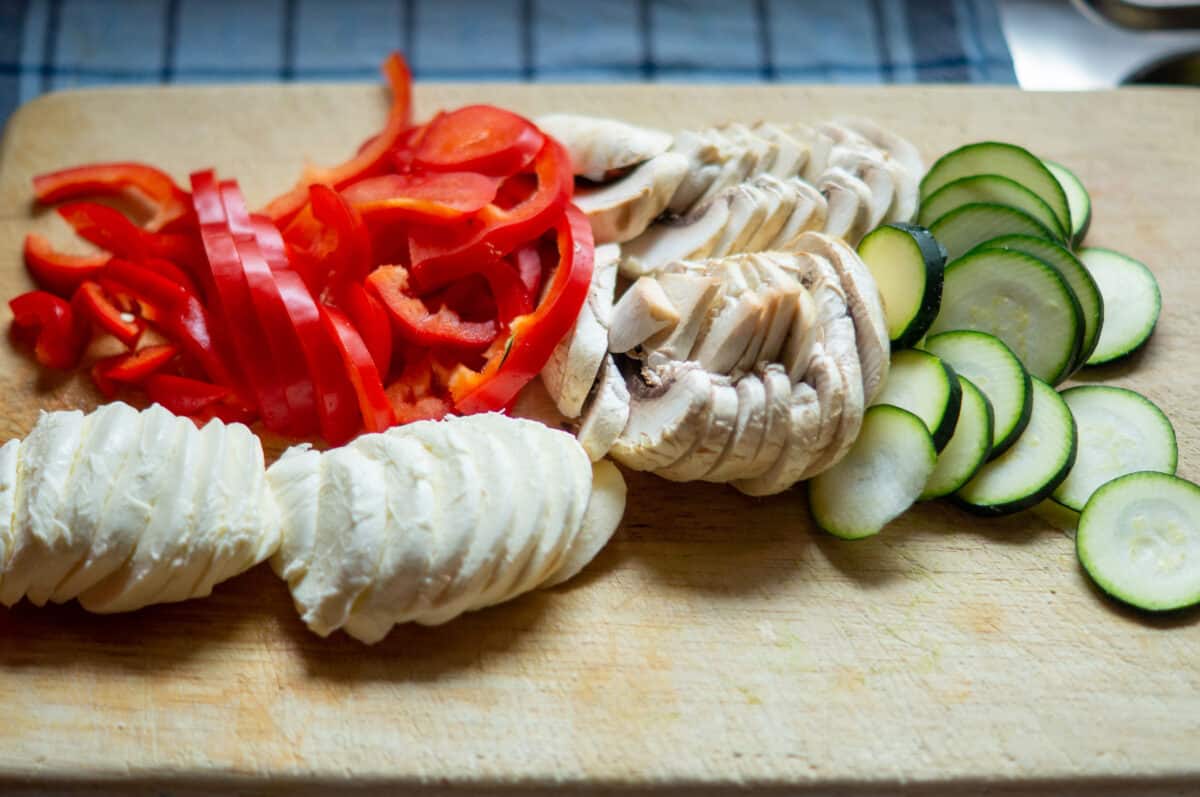 Slicing pepper, Mozzarella, mushrooms and courgette