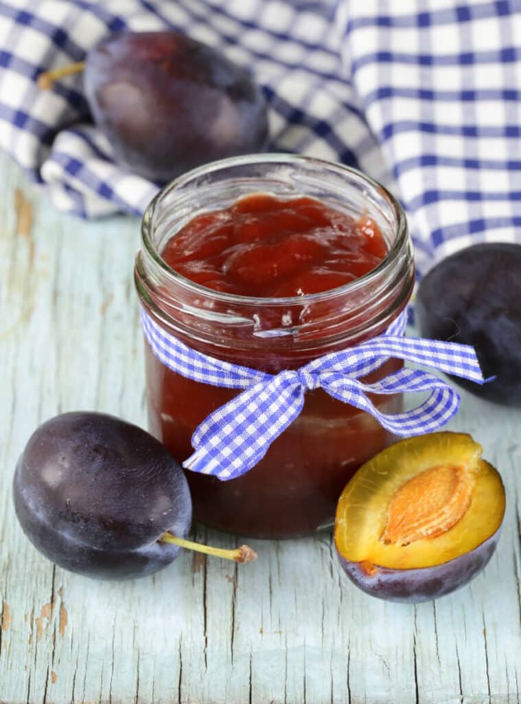 Finished plum butter from the Thermomix® in a screw-top jar