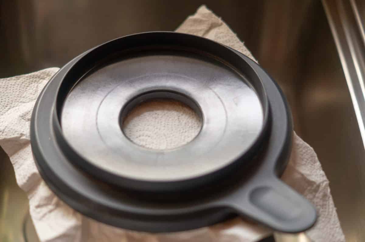 Closed mixing bowl lid after grinding