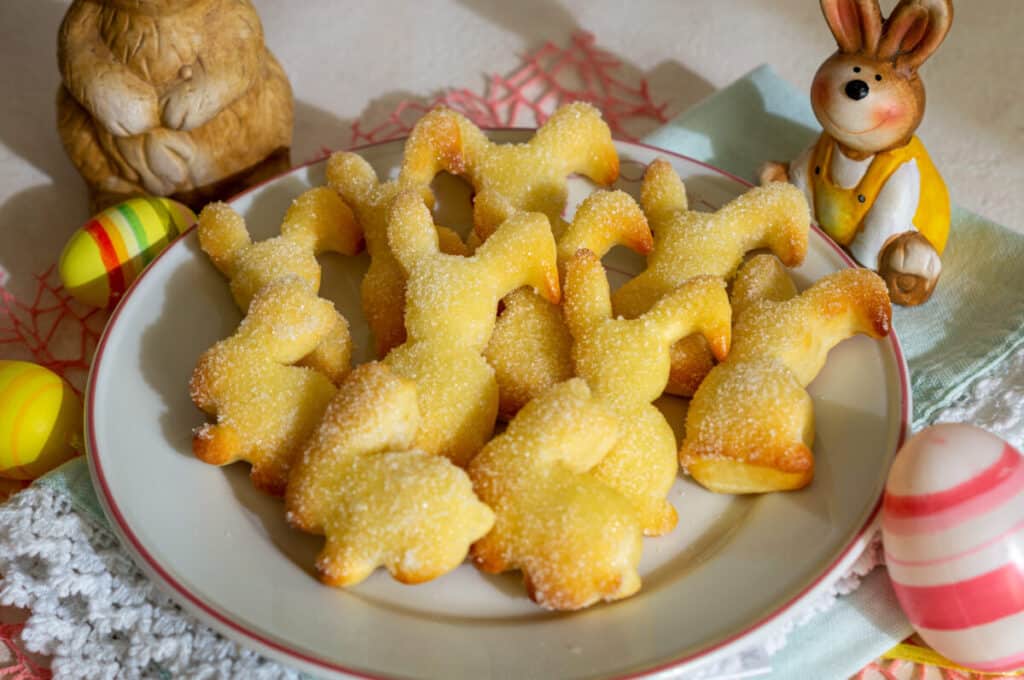 Quark oil Easter bunnies fresh on the baking tray