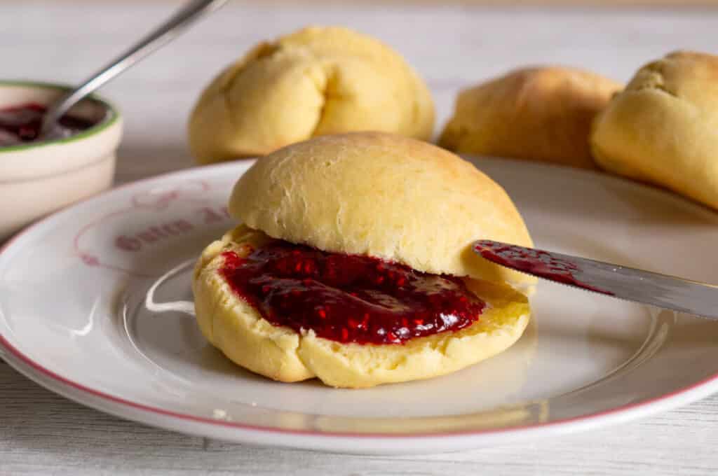 Quark rolls served with jam
