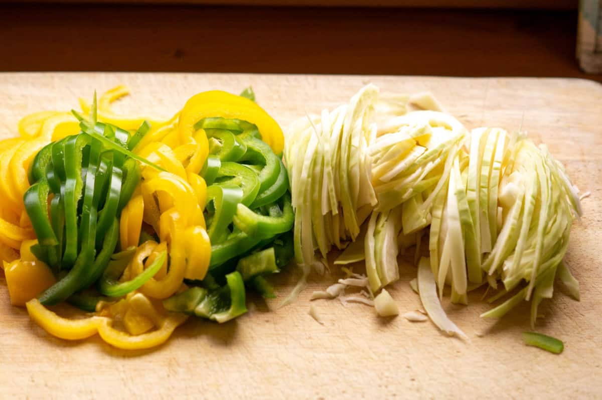 White cabbage and pepper, sliced