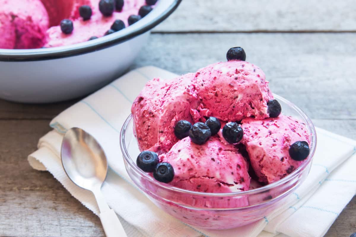Blueberry buttermilk ice cream with the Thermomix® in a rosy violet-lilac colour in a bowl