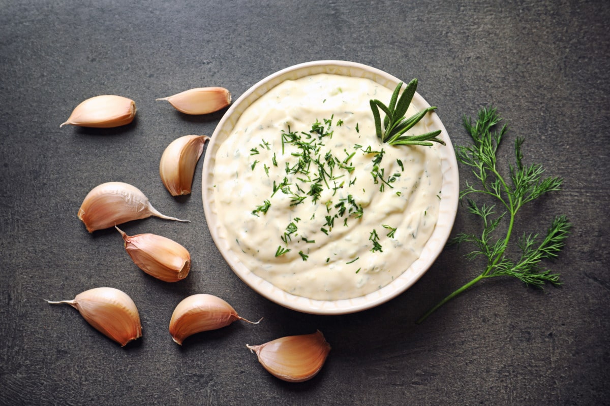 Quick garlic dip from the Thermomix® creamy in a small bowl