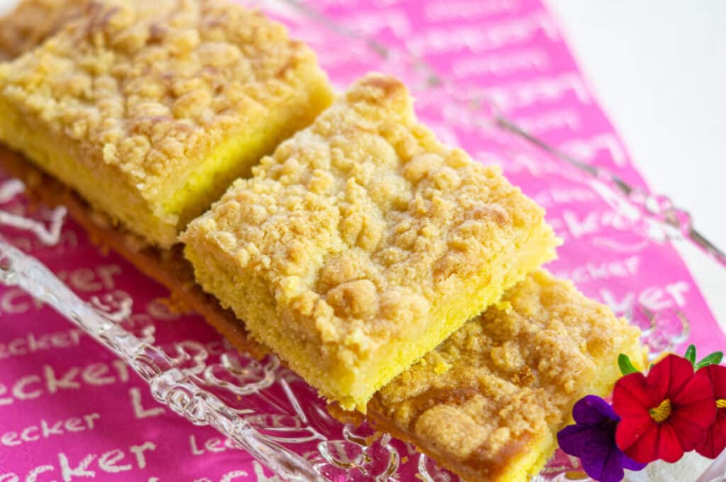 Streusel tray bake without yeast, sliced to show the cream glaze
