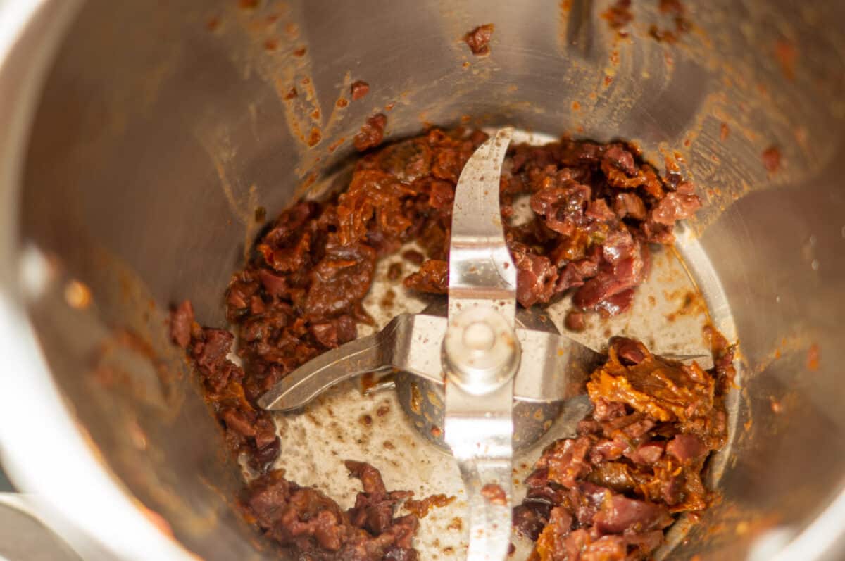 Chopping sun-dried tomatoes in the Thermomix®