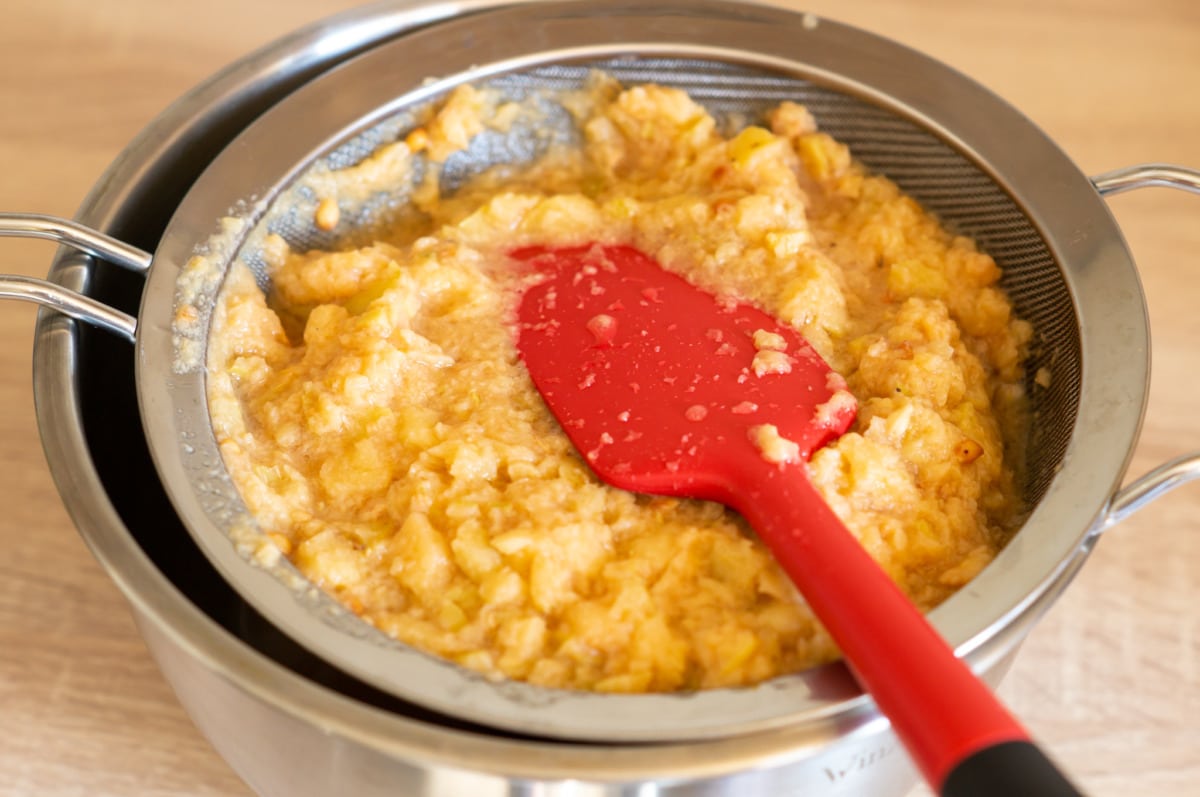 Pressing cooked quinces through a sieve