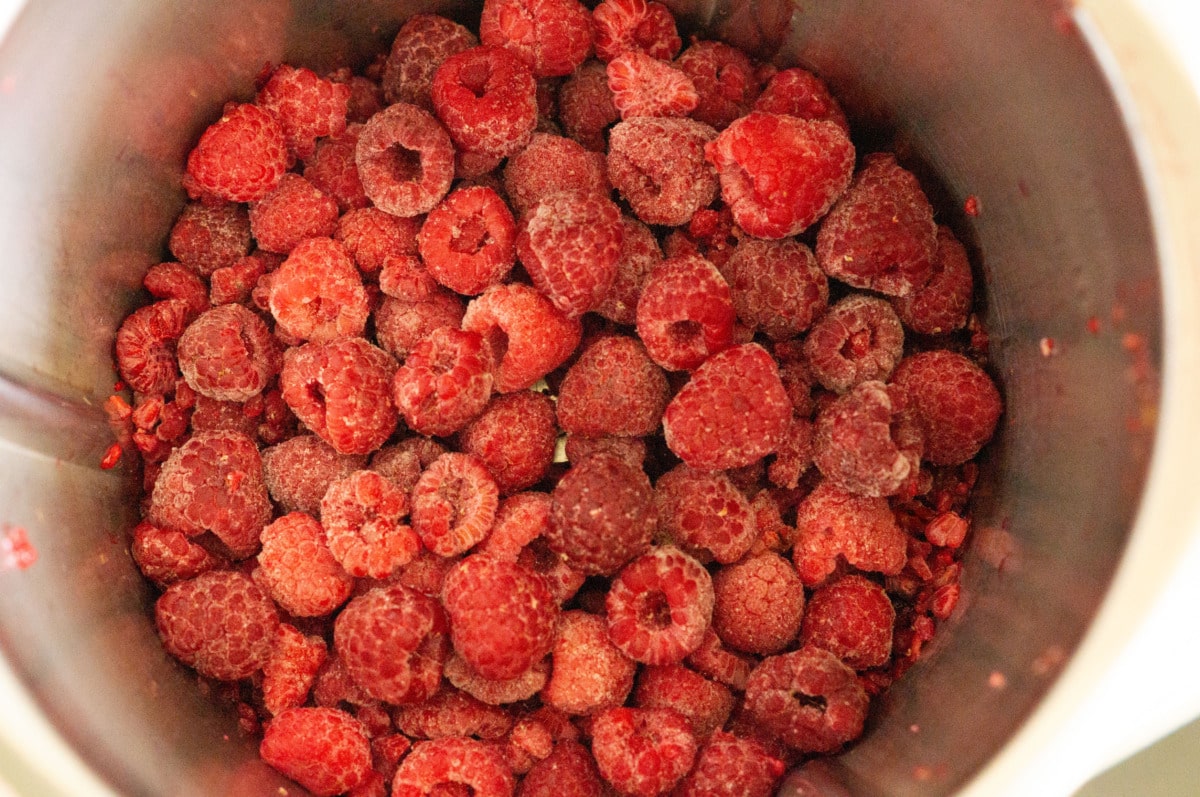 Raspberries with jam sugar in the Thermomix® before cooking