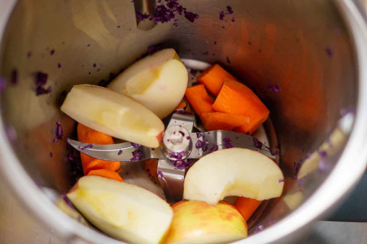 Carrots and kohlrabi in the mixing bowl