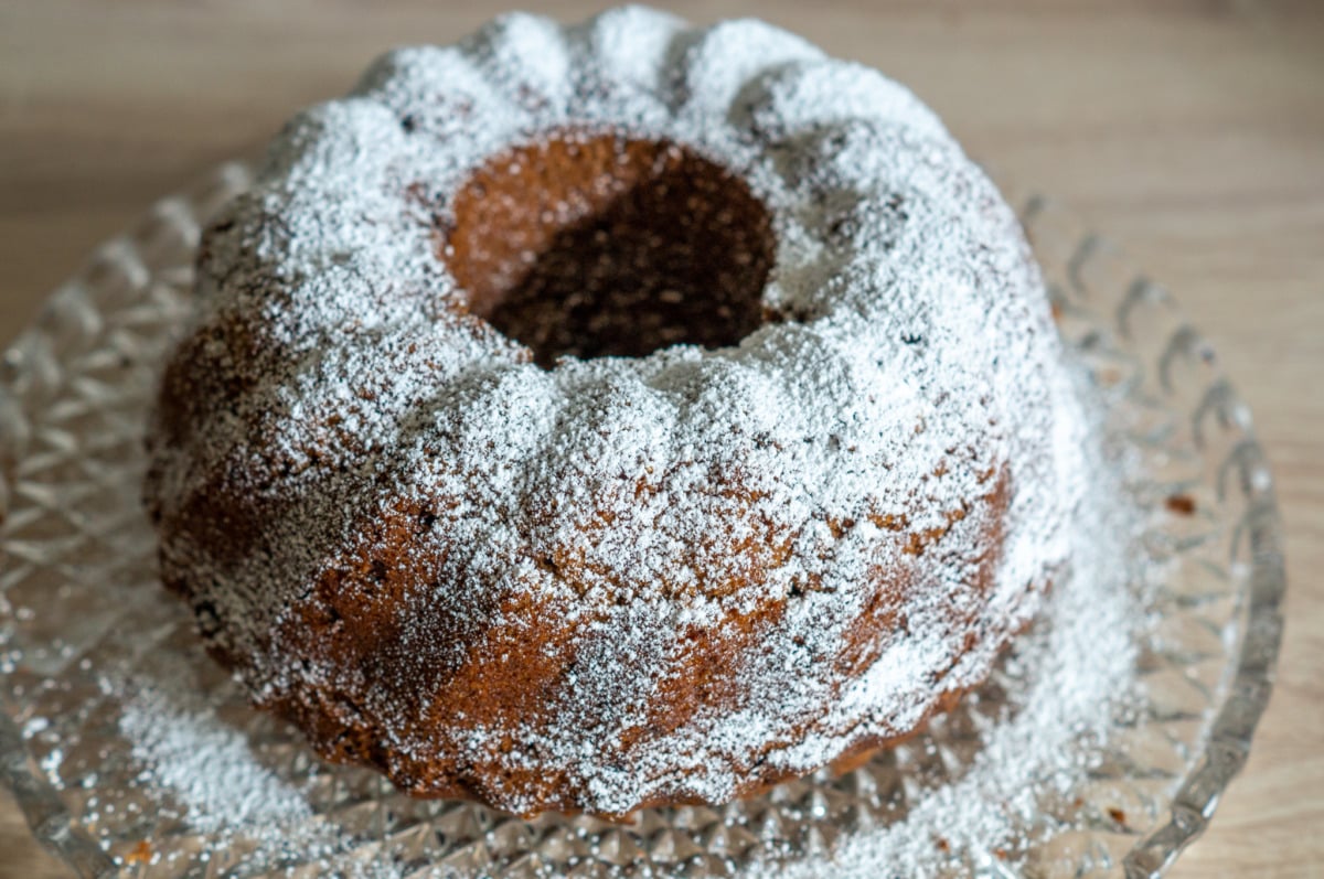 Thermomix® red wine cake dusted with icing sugar