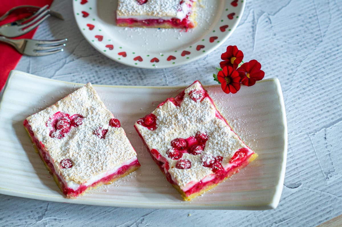 Thermomix® redcurrant cake with meringue topping