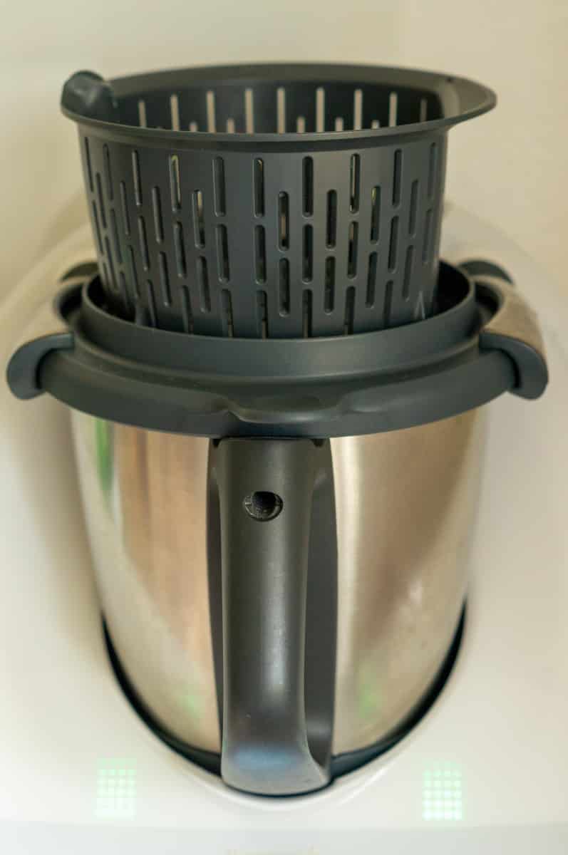 Preserving with the simmering basket as a splash guard