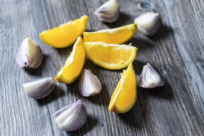 Onions and orange wedges for roast chicken with pumpkin and orange prepared in the Thermomix®