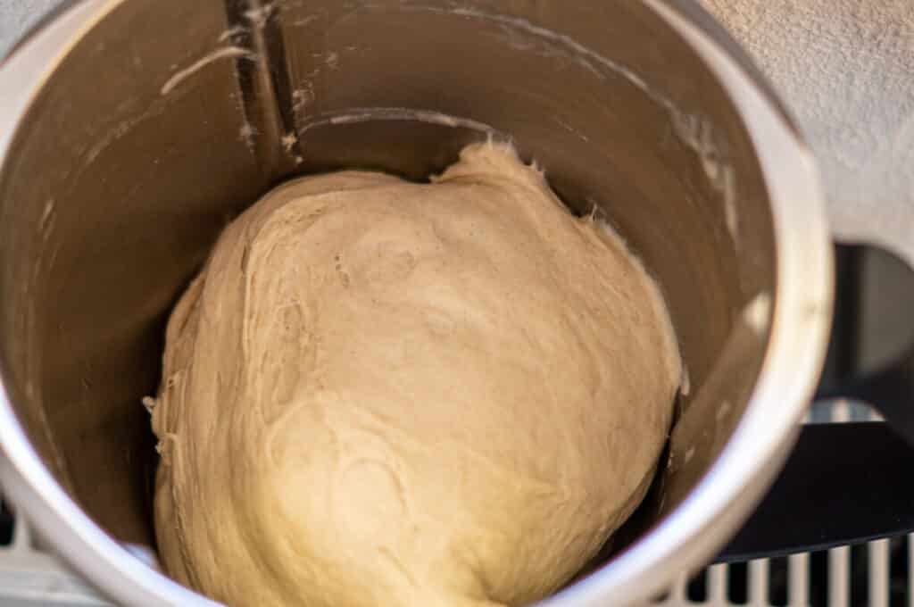 Kneading the dough in the Thermomix® mixing bowl