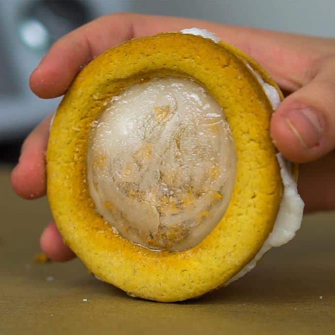 Shaka Shaka rattling cookies made in the Thermomix® on a white plate