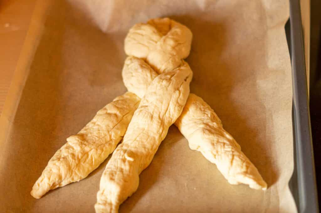 Plaiting the Thermomix® plaited bread: loosely interweaving three strands