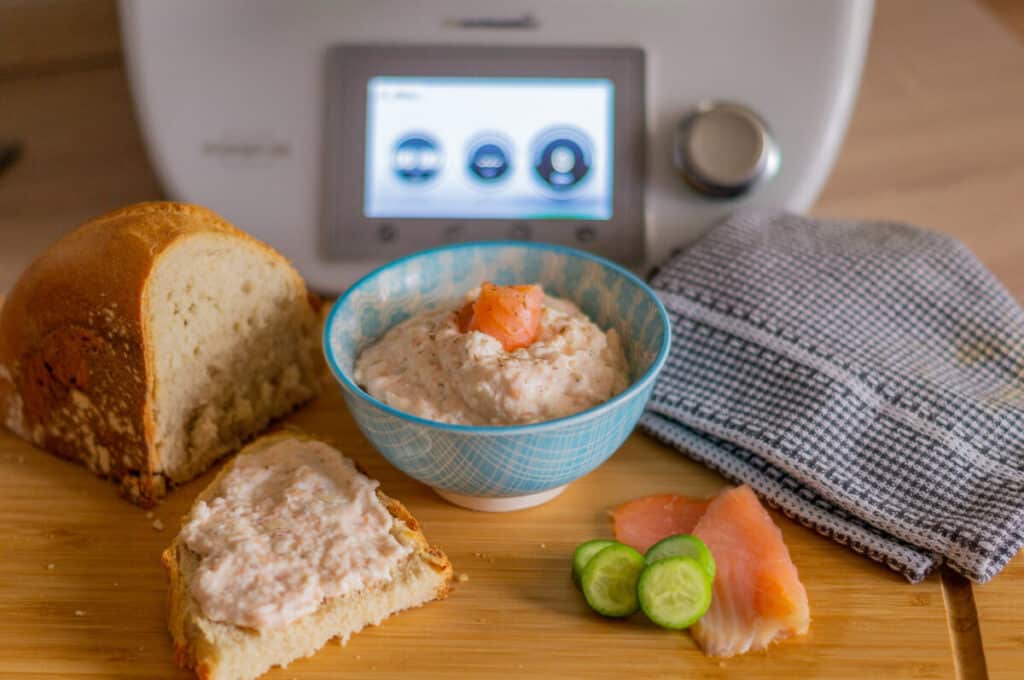 Smoked salmon spread with fresh bread