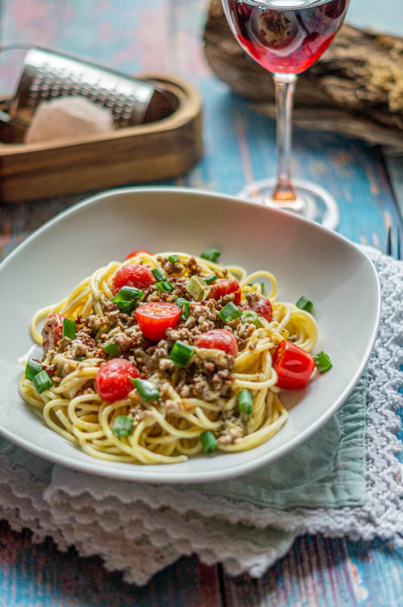 Spaghetti with herb cream cheese and mince sauce from the Thermomix® served