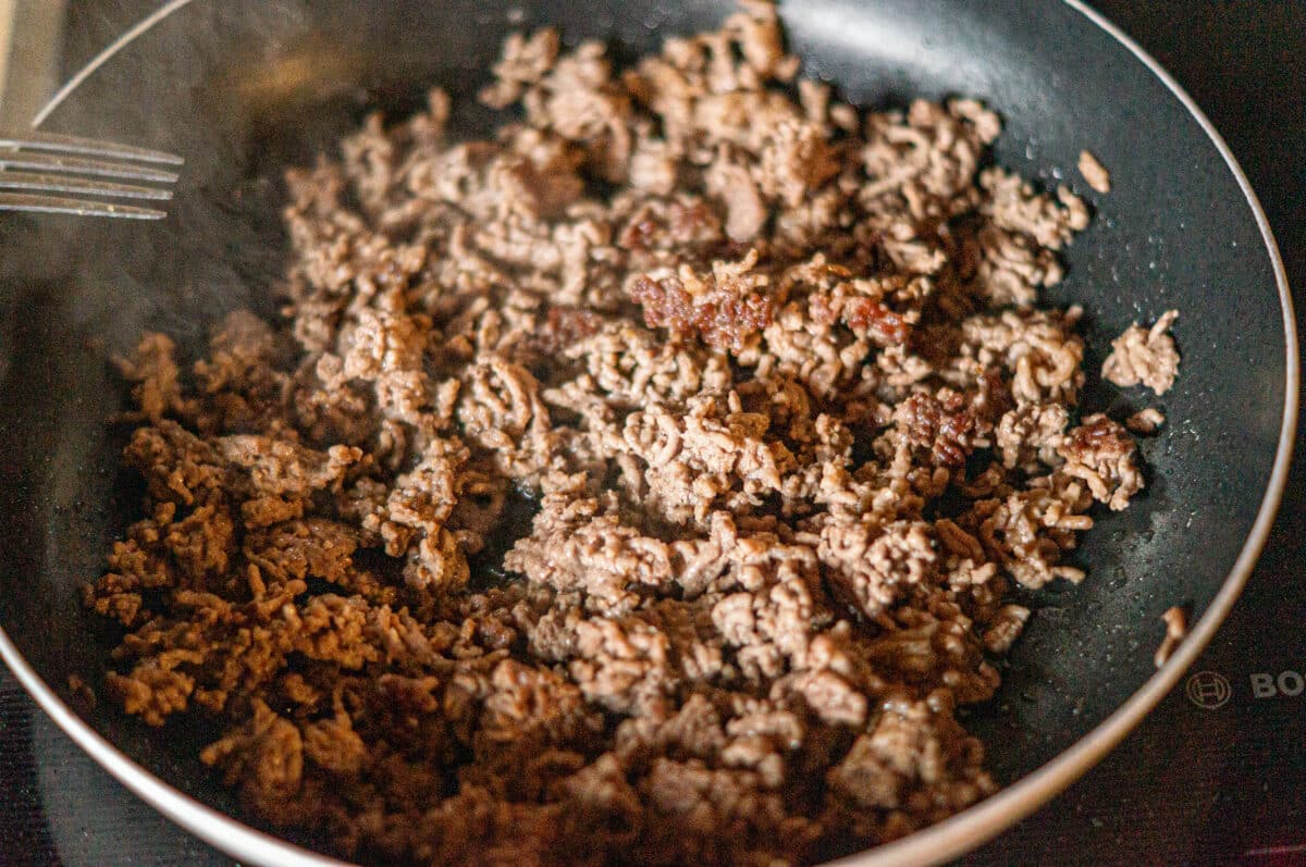 Frying mince until crumbly in a pan