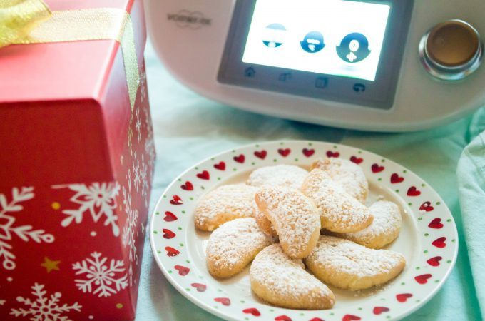 Spelt and almond vanilla kipferl from the Thermomix® dusted with icing sugar
