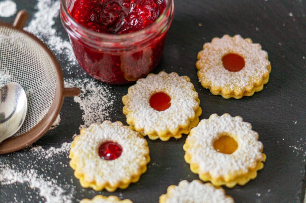 Spitzbuben made with the Thermomix® with redcurrant jelly and icing sugar