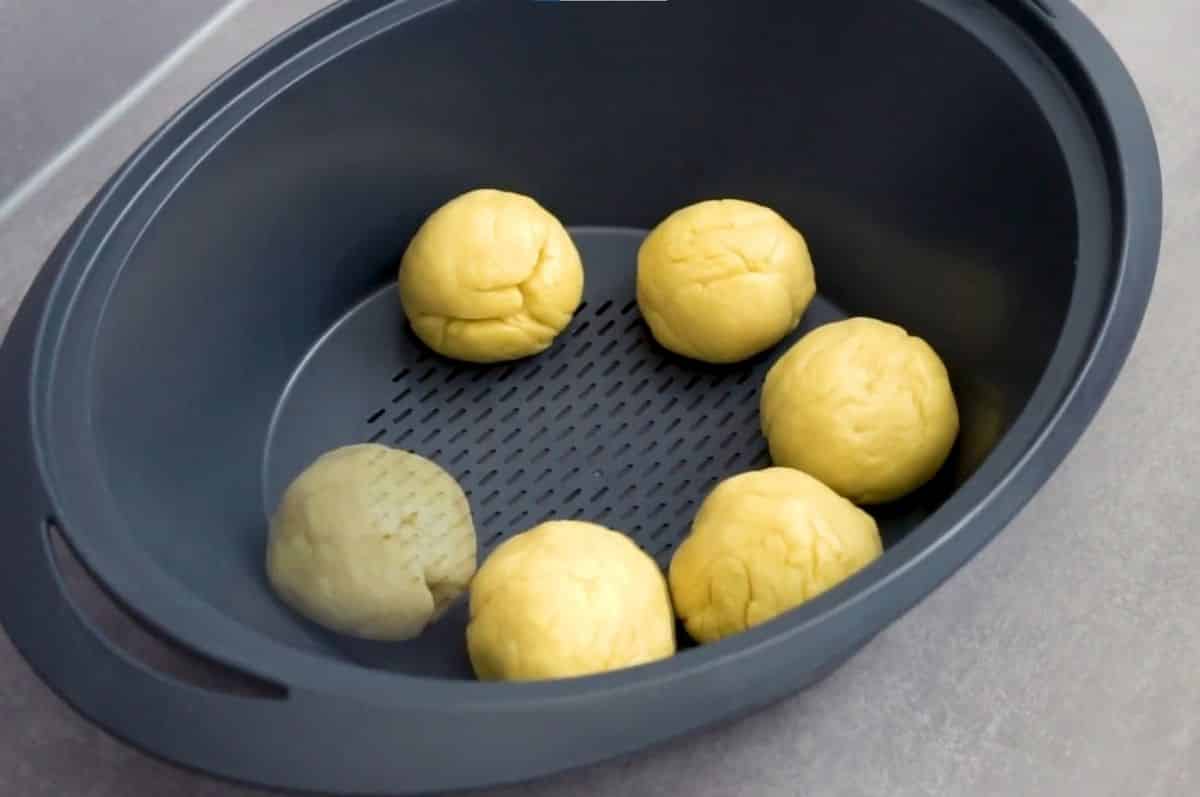 Shaping steamed dumplings for the Thermomix® Varoma