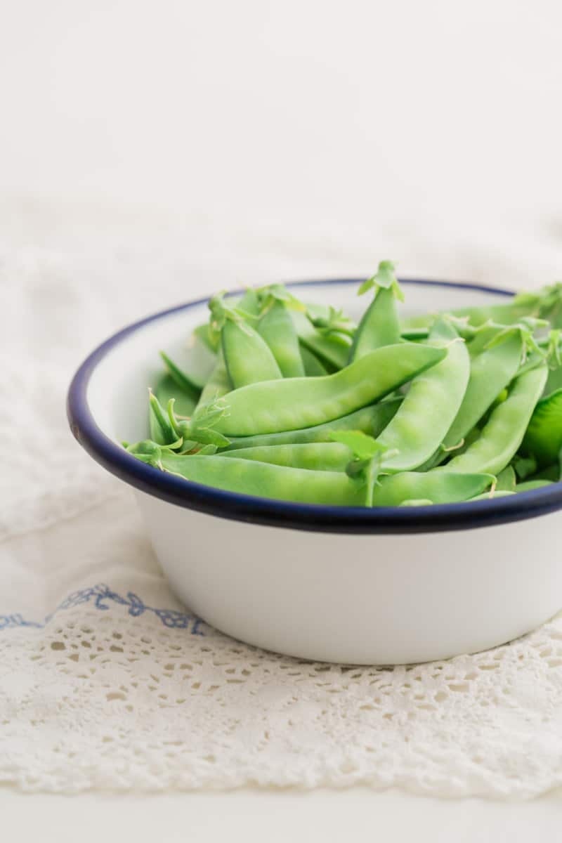 Crisp steamed mangetout from the Thermomix® Varoma® on a plate