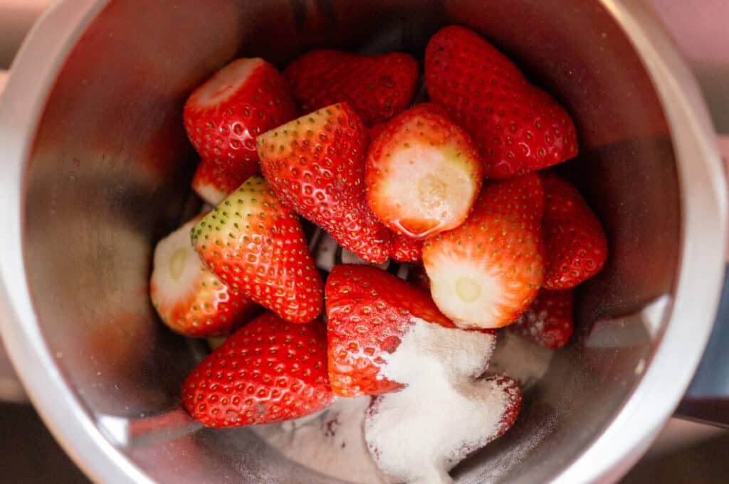 Strawberries and jam sugar in the Thermomix®