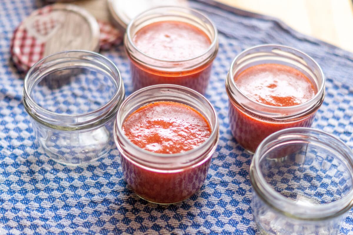 Filling strawberry ketchup into jars