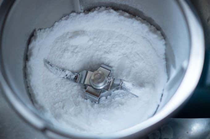 Pulverising sugar in the Thermomix® mixing bowl