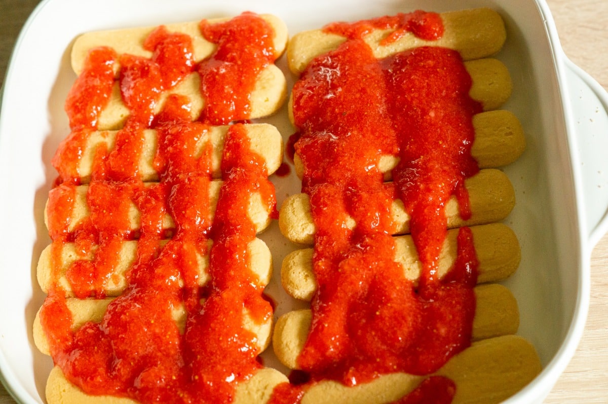 Sponge fingers with strawberry sauce