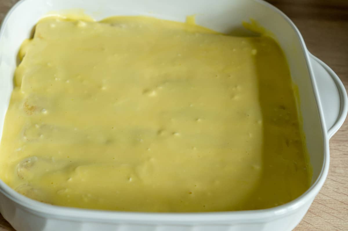 Tiramisu cream on the biscuit layer
