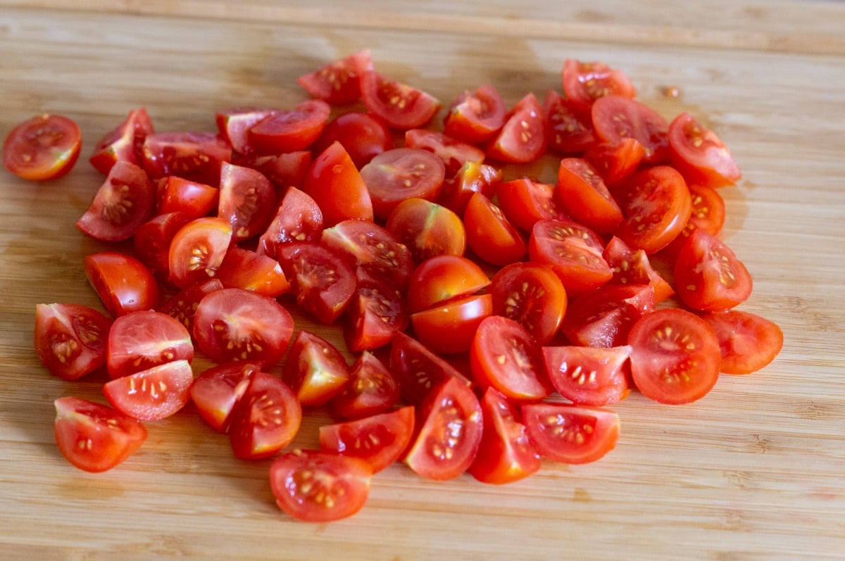 Cutting tomatoes