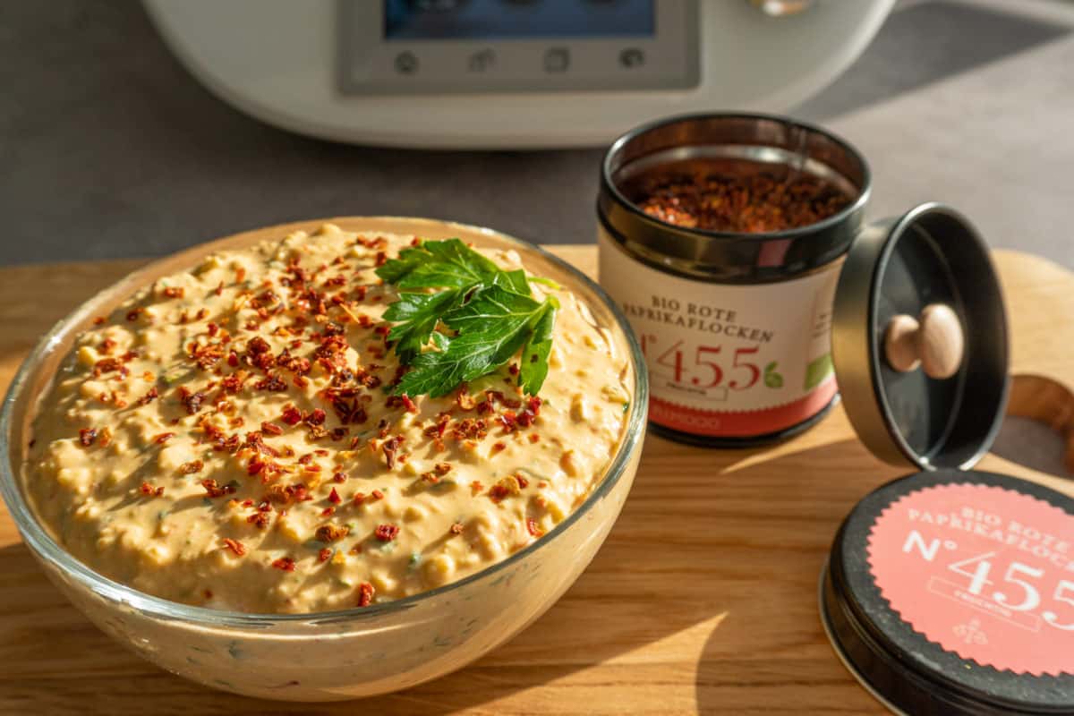 Turkish feta dip made with the Thermomix®, with feta, ajvar and paprika flakes in a bowl