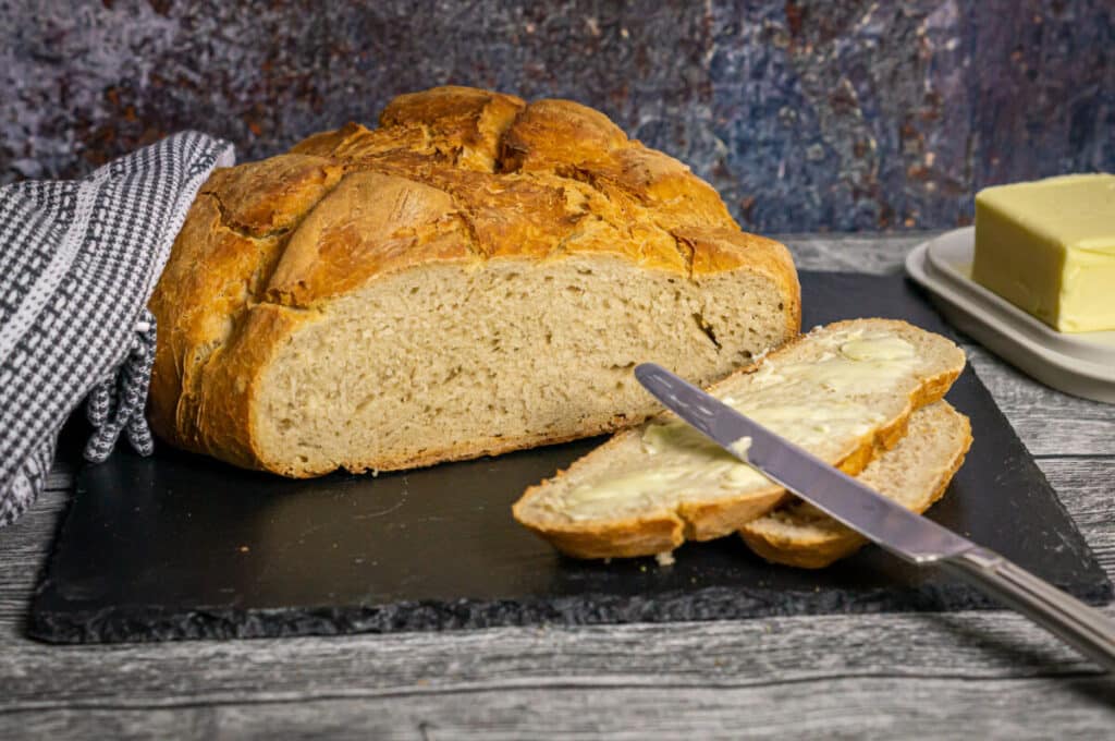Crispy yoghurt bread with butter