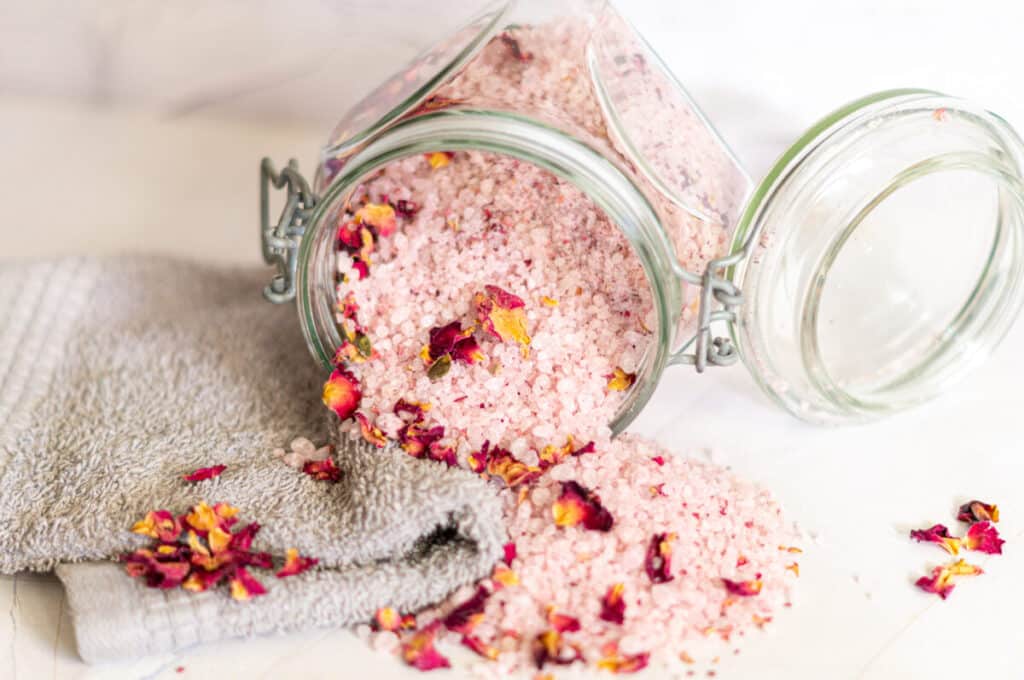 Rose blossom bath salts made with the Thermomix® in pink with dried petals